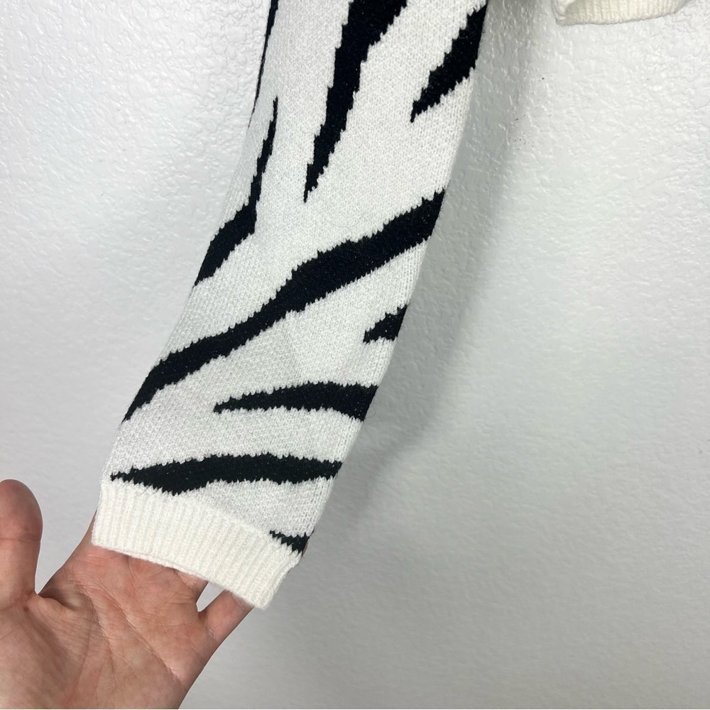 Revolve x Superdown Zebra crop sweater cardigan size S - Picture 2 of 7